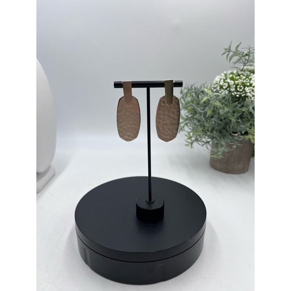 Sold!!!
Kendra Scott Hammered Gold Plated Aragon Dangle Modern Earrings - Picture 3 of 10